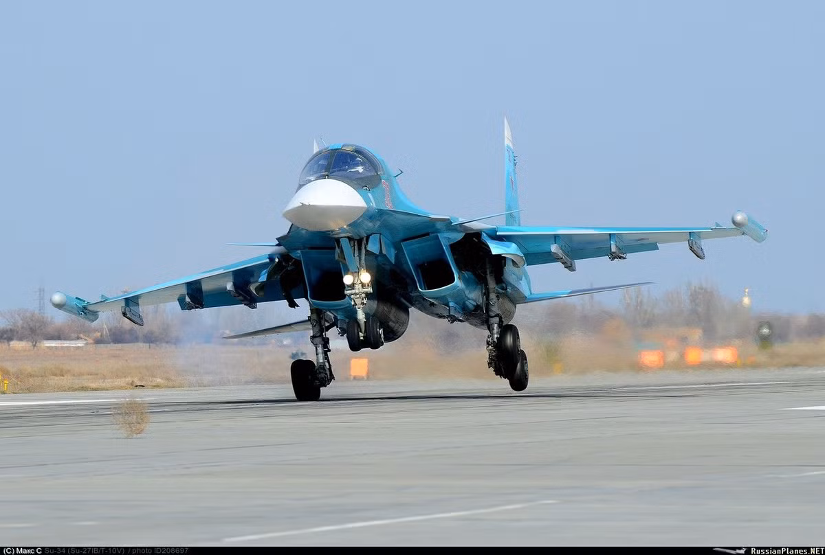 Khác với thế hệ Su-24 thiếu vắng radar mạnh mẽ, Su-34 trang bị hệ thống radar đan năng Leninet V-004 có tầm trinh sát 200-250km mục tiêu mặt đất cỡ lớn, có thể phát hiện - theo dõi 10 mục tiêu và tấn công đồng thời 4 mục tiêu trong số đó. Loại radar này có khả năng phát hiện tiêm kích cự ly 120km. Nguồn ảnh: RussianPlanes