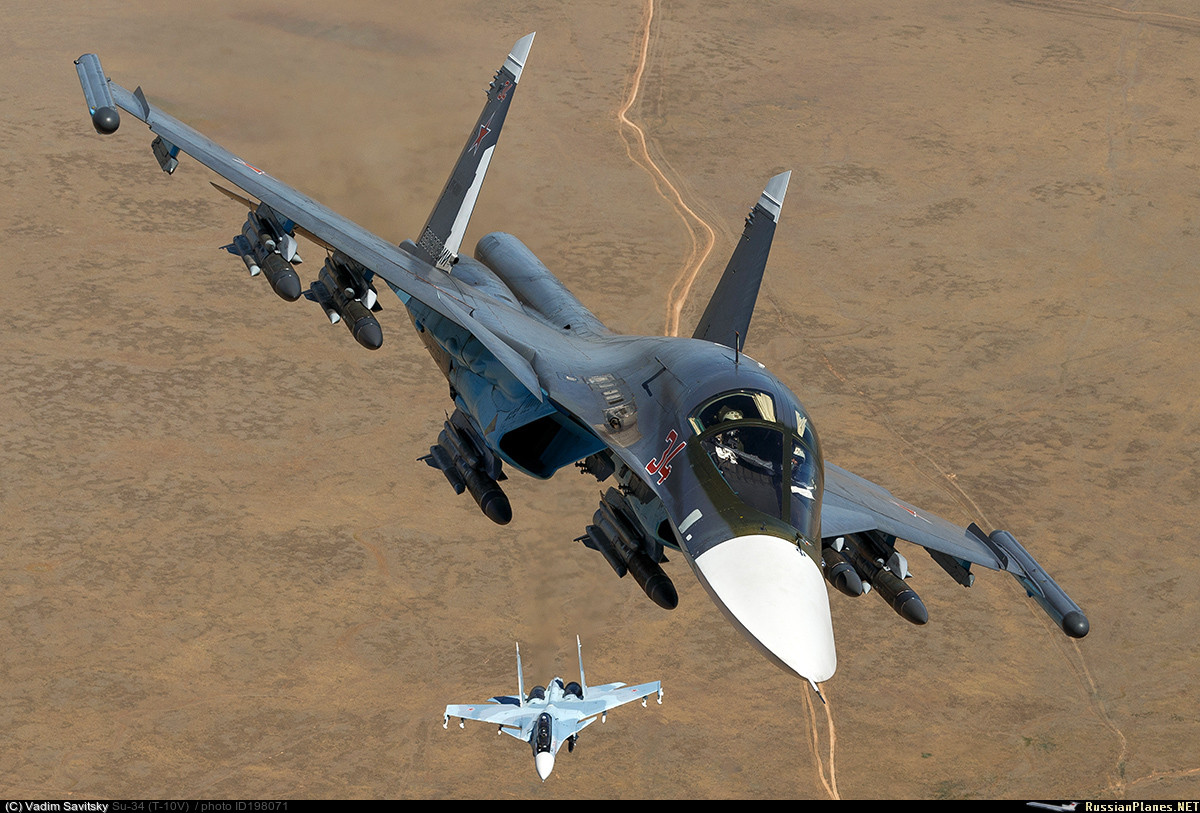 Theo nguồn tin của Interfax, tiêm kích Su-34 sẽ được cập nhật tiếp hệ thống điện tử hàng không, bổ sung vũ khí mới qua đó nâng sức chiến đấu tổng thể. Nhiều khả năng, quyết định hiện đại hóa được đưa ra sau khi Su-34 trở về từ cuộc chiến Syria. Có thể, người Nga đã phát hiện ra một số vấn đề trong quá trình thực chiến của Su-34. Nguồn ảnh: RussianPlanes