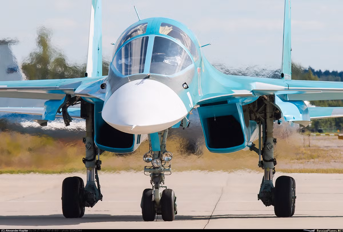 Sukhoi Su-34 được phát triển dựa trên khung gầm cơ bản dòng tiêm kích tiền tuyến huyền thoại Su-27, nhưng được thiết kế lại phần mũi máy bay với buồng lái hai chỗ ngồi song song thay vì trước – sau. Chính thiết kế này khiến mũi Su-34 như “mỏ vịt”, cho nên nó còn được đặt biệt danh là “thú mỏ vịt”. Nguồn ảnh: RussianPlanes
