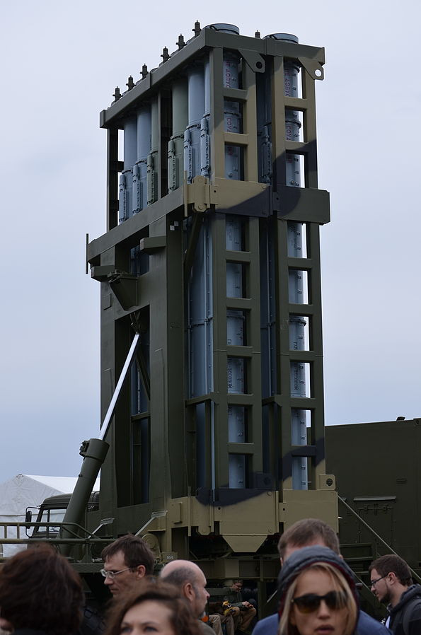 Một tổ hợp phòng không S-350 Vityaz theo thiết kế bao gồm: 1-2 đài điều khiển tên lửa 50N6A (trong ảnh) với radar mạng pha bị động nhìn vòng; một đài chỉ huy 50K6A và 1-8 bệ phóng tự hành 50P6 (12-96 tên lửa). Nguồn ảnh: Wikipedia