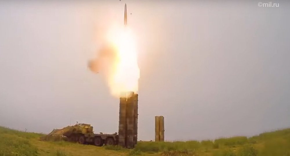 Theo truyền thông Nga, các công ty quốc phòng chuyên về vũ khí trang bị phòng không của nước này đang bước vào giai đoạn cuối quá trình thử nghiệm các hệ thống tên lửa phòng không S-350 Vityaz và Sosna. Nếu thành công, không những Quân đội Nga có vũ khí mới mà cả những quốc gia mua tên lửa Nga như Việt Nam có thêm lựa chọn. Nguồn ảnh: Sputnik