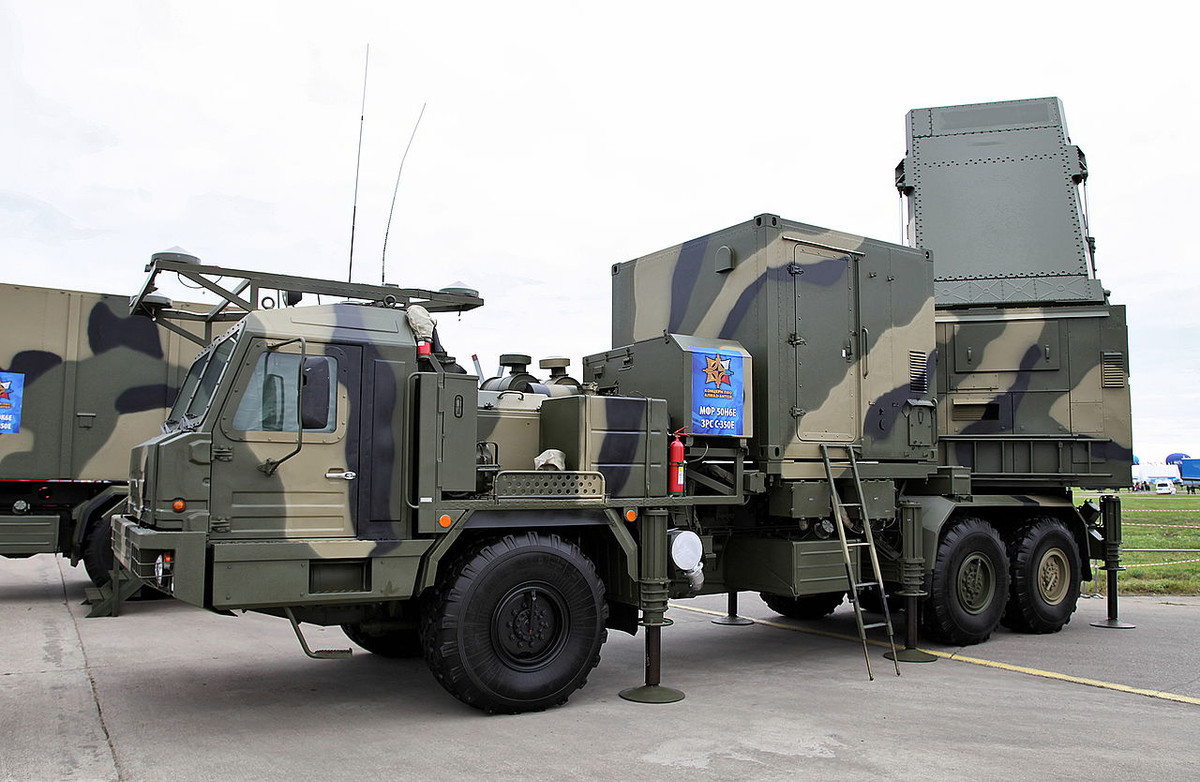 Theo nhà thiết kế, một xe phóng tự hành của S-350 kết cấu với 12 quả đạn tên lửa đặt trong container ở đuôi khung gầm vận tải. Một khẩu đội Vityaz có thể tiêu diệt đồng thời 12 mục tiêu đạn đạo và 16 mục tiêu khí động ở cự ly tới 60km và ở độ cao từ 10m tới 30km. Nguồn ảnh: Wikipedia