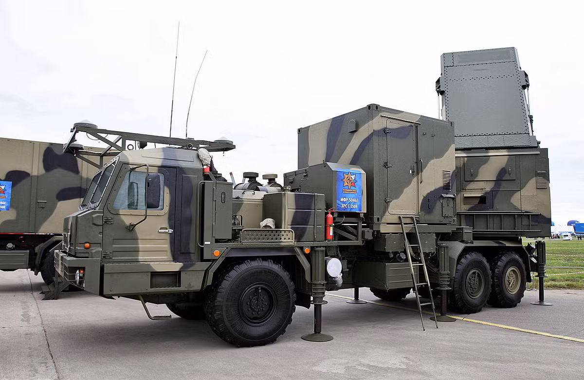 Theo nhà thiết kế, một xe phóng tự hành của S-350 kết cấu với 12 quả đạn tên lửa đặt trong container ở đuôi khung gầm vận tải. Một khẩu đội Vityaz có thể tiêu diệt đồng thời 12 mục tiêu đạn đạo và 16 mục tiêu khí động ở cự ly tới 60km và ở độ cao từ 10m tới 30km. Nguồn ảnh: Wikipedia