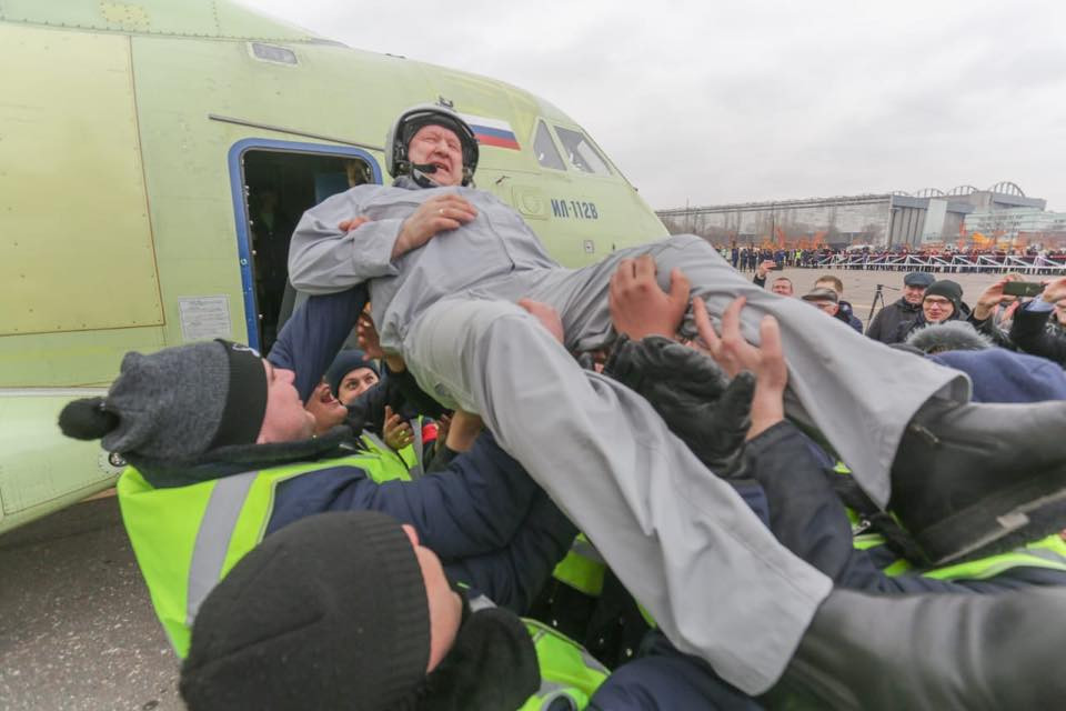 Các nhân viên kỹ thuật Voronezh tung hô phi công thử nghiệm – Anh hùng Liên bang Nga Nikolai Kuimov. Nguồn ảnh: PJSC United Aircraft Building Corporation