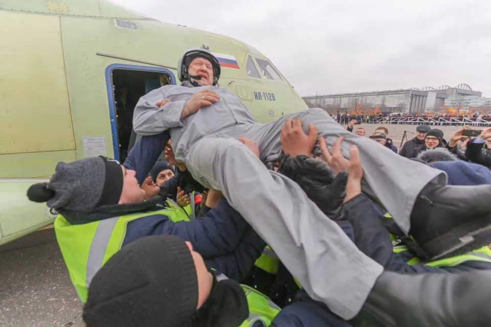 Các nhân viên kỹ thuật Voronezh tung hô phi công thử nghiệm – Anh hùng Liên bang Nga Nikolai Kuimov. Nguồn ảnh: PJSC United Aircraft Building Corporation