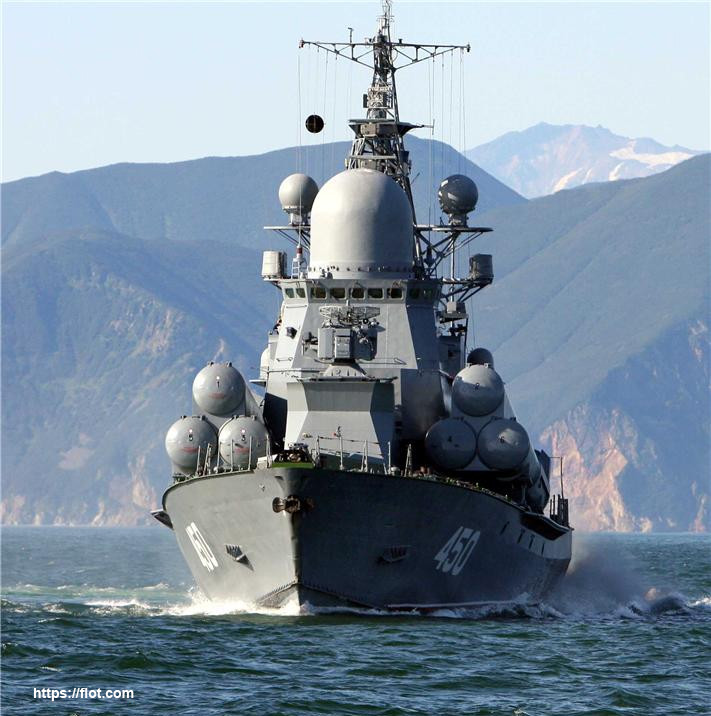Cấu hình vũ khí tên lửa ban đầu của con tàu gồm hai bệ phóng 6 đạn tên lửa hành trình P-120 Malakhit (mỗi quả nặng 3 tấn), tầm bắn 110-150km tùy trọng lượng đầu đạn. Ảnh: Flot