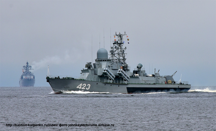 Dường như thất bại với kế hoạch tích hợp Oniks cho tàu đề án 1234, Nga tiếp tục triển khai kế hoạch tích hợp tên lửa Ural nhẹ hơn cho các tàu 1234 và họ đã thành công với tàu tên lửa Smerch. Hiện tại, Smerch đã trở lại Hải quân Nga phục vụ với 4 bệ phóng 16 tên lửa hành trình Kh-35 Ural – tên lửa nhỏ hơn P-120 Malakhit nhưng có cùng tầm bắn, tốc độ bay và sức công phá không quá thua kém. Ảnh: Bastion-Kapenko