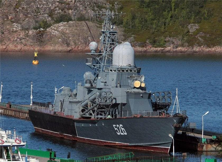 Theo đó, vào đầu những năm 1990, Hải quân Nga đã chuyển một trong số hàng chục tàu tên lửa tấn công nhanh đề án 1234 Ovod cho các cơ quan nghiên cứu phục vụ chương trình thử nghiệm tích hợp 12 tên lửa hành trình chống hạm siêu âm P-800 Oniks cho tàu chiến cỡ nhỏ. Nếu thành công, nước Nga sẽ có hạm đội khổng lồ tàu trang bị tên lửa siêu âm. Ảnh: Vk