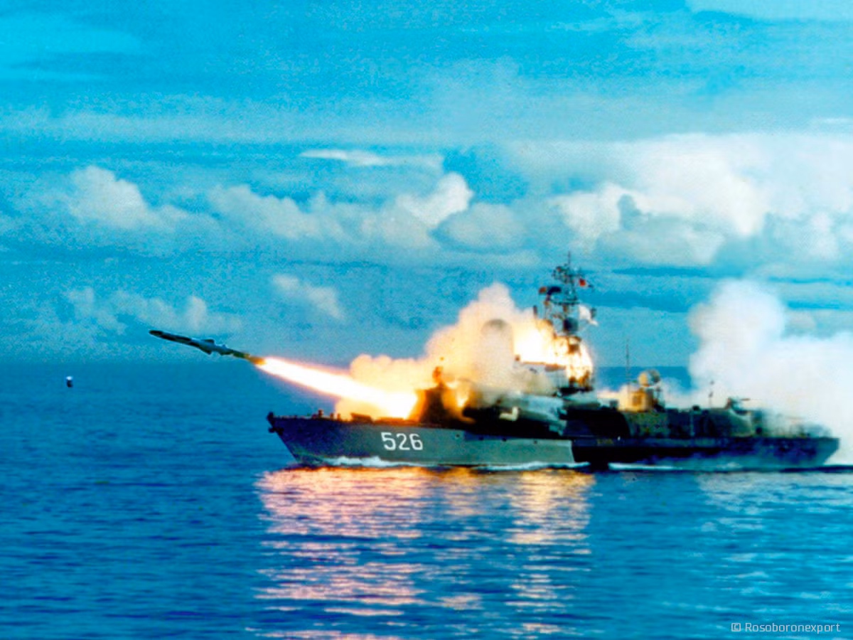 Thế nhưng, đến năm 2012, đột nhiên có tin con tàu bị loại khỏi biên chế, và dường như nó cũng chưa bao giờ được phép trở lại quân đội Nga từ khi trang bị tên lửa Oniks. Tới gần đây, con tàu gần như bị bỏ hoang, không còn được bảo dưỡng săn sóc. Xem ra, kế hoạch tích hợp Oniks đã không thành, có lẽ có vấn đề nào đó liên quan tới tính ổn định hoặc độ tin cậy khi tác chiến. Ảnh: Rosoboronexport.