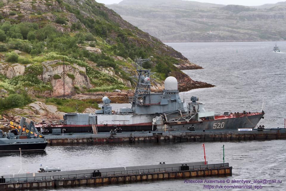 Mới đây, một số trang mạng quân sự Nga đăng hình ảnh “tàn tạ” tàu tên lửa mang số hiệu “520” trông khá giống với kết cấu tàu tên lửa tấn công nhanh Đề án 1234 Ovod (NATO gọi là Nanuchka). Theo các nguồn tin, đây là bằng chứng thất bại của kế hoạch đầy tham vọng tích hợp tên lửa hành trình P-800 Yakhont lên tàu tấn công nhanh cỡ 700 tấn. Ảnh: Vk