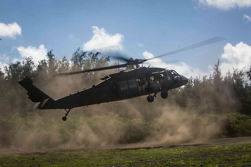UH-60 đạt tốc độ bay tối đa 295km/h, bay cực đại 35km/h (nhưng khuyến cáo không được phép vượt quá), tốc độ bay tuần tra 278km/h, bán kính chiến đấu 592km, trầm bay 5.700m, tốc độ leo cao 3,6m/s. Nguồn ảnh: Wikipedia