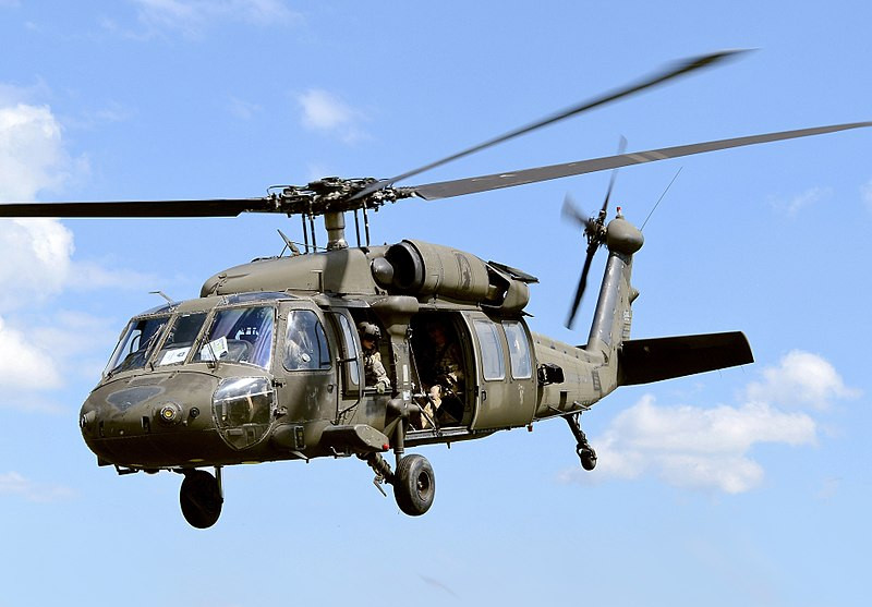 Sirkorsky phát triển trực thăng UH-60 Black Hawk theo truyền thống với cánh quạt chính 4 lá và cánh quạt đuôi 4 lá, trang bị hai động cơ tubin trục GE T700. Nó có hình dạng dài và thấp để đáp ứng yêu cầu của Lục quân Mỹ về khả năng phải chở được trên máy bay vận tải C-130. Nguồn ảnh: Wikipedia