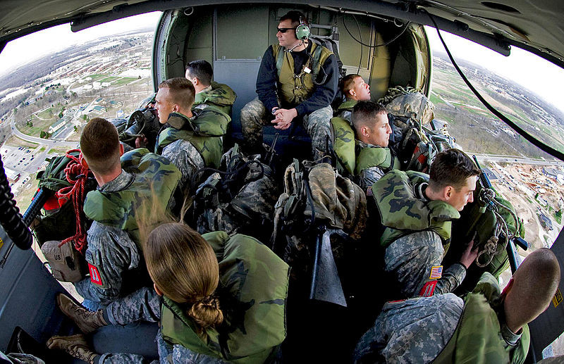 Phiên bản UH-60A sắp loại bỏ khỏi Vệ binh Quốc gia năm 2022 và ra khỏi toàn bộ Quân đội Mỹ năm 2024 có thể chở tới 11 binh sĩ hoặc cẩu pháo bên ngoài. Nguồn ảnh: Wikipedia