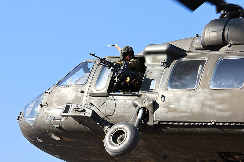 Hai bên hông máy bay (vị trí gần buồng lái) có thể lắp thêm các súng máy 7,62-12,7mm để yểm trợ hỏa lực khi cần. Nguồn ảnh: Wikipedia