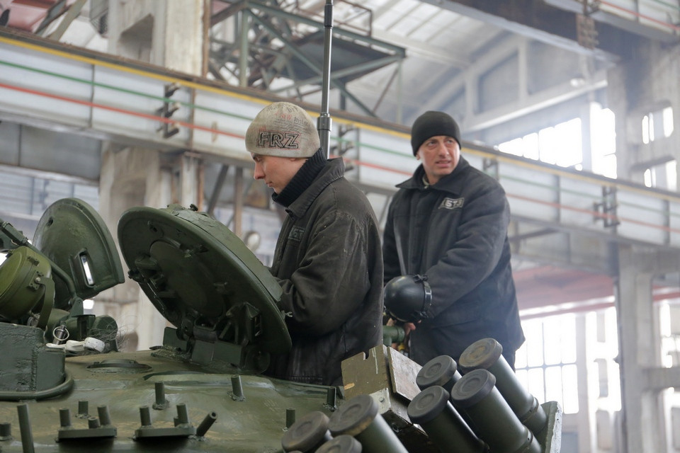 Mặc dù được chế tạo từ thời Liên Xô và phía Nga cũng nắm rất rõ công nghệ trên T-80, tuy nhiên dẫu sao những chiếc T-80 vẫn "chắc ăn" hơn dòng T-64 vốn lạc hậu hơn hẳn T-72B3 và T-90A của Nga. Trang bị giáp bảo vệ, vũ khí khí tài trên T-80 không hề thua kém T-72 và T-90. Nguồn ảnh: Bmpd