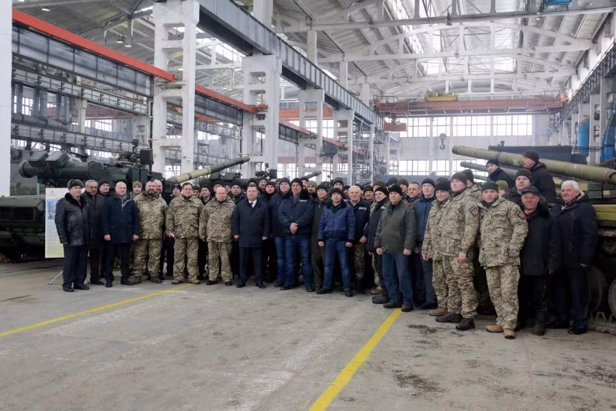 Hiện chưa rõ số lượng T-80 sắp trở lại biên chế Quân đội Ukraine là bao nhiêu, tuy nhiên Kiev xem ra với tình hình này sẽ cố gắng “càng nhiều càng tốt”. Nguồn ảnh: Bmpd