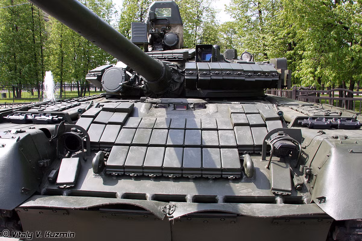 Kontakt-1 phủ kín mặt trước thân và tháp pháo T-80BV. Loại Kontakt-1 có tác dụng làm giảm tới 50% sức xuyên phá của đạn nổ lõm chống tăng, tức là khi trang bị loại giáp này thì khả năng chống chịu của xe tăng khi bị trúng đạn nổ lõm sẽ tăng lên gấp đôi. Nguồn ảnh: Wikipedia