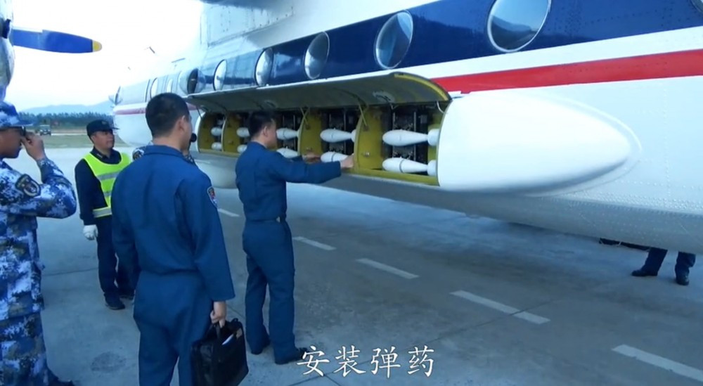 Chính xác hơn, một số máy bay vận tải Tây An Y-7 được cải tạo để phục vụ huấn luyện phi công không quân chiến lược. Trong ảnh có thể thấy hai bên hông máy bay Y-7 được cải tạo thành khoang bom chứa các quả bom tập. Nguồn ảnh: Sina