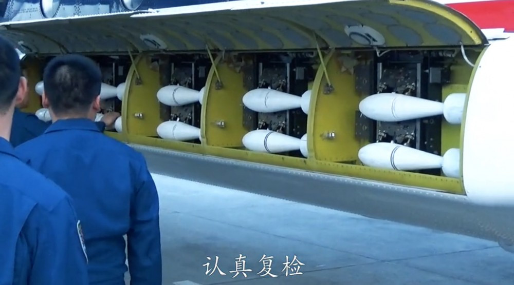 Theo các nguồn tin, phiên bản Y-7 này được định danh là Tây An HYJ-7 dùng để huấn luyện phi công máy bay ném bom hạng nặng H-6 - loại máy bay số 1 không quân chiến lược Trung Quốc. HYJ-7 trang bị kính ngắm ném bom HM-1A, radar định vị ném bom và hệ thống định vị TNL-7880. Nguồn ảnh: Sina