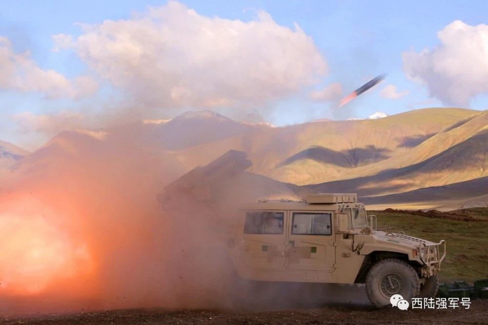 Hệ thống pháo phản lực phóng loạt trên khung gầm xe SUV Đông Phong. Nguồn ảnh: CCTV