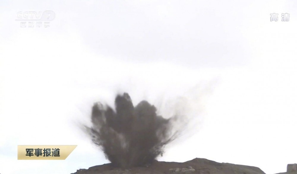 Trong ảnh, một UAV tự sát đánh trúng mục tiêu giả định. Nguồn ảnh: CCTV