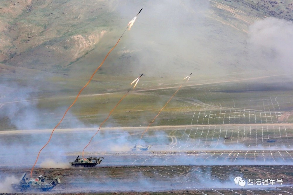 Hệ thống phá mìn tự phóng đạn rocket mang theo dây thuốc nổ phá mìn bộ binh rải rọc đường hành quân. Nguồn ảnh: CCTV