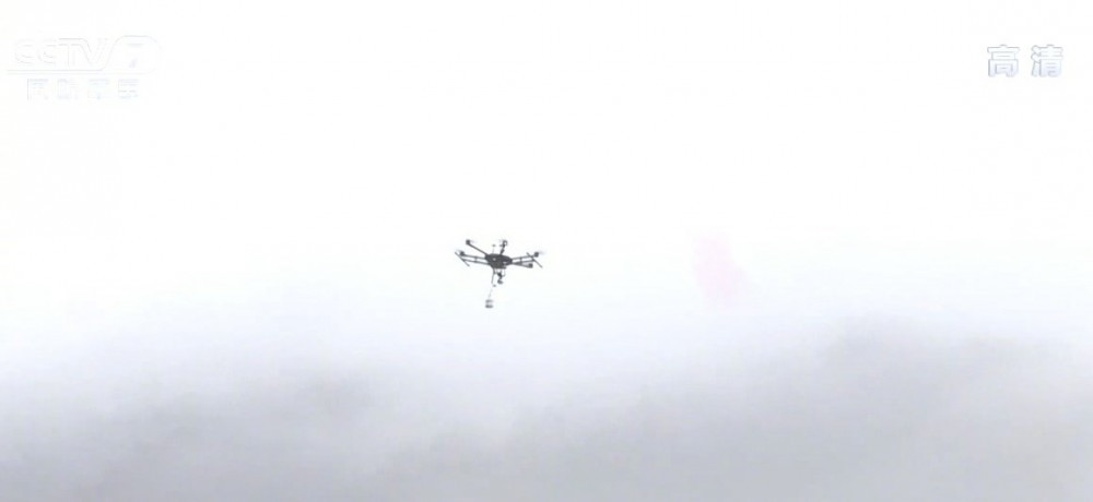 Đáng chú ý, có thể nói là lần đầu tiên Trung Quốc sử dụng ồ ạt UAV tấn công tự sát kiểu Kamikaze oanh tạc các mục tiêu mặt đất. Nguồn ảnh: CCTV