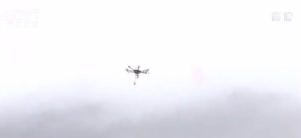 Đáng chú ý, có thể nói là lần đầu tiên Trung Quốc sử dụng ồ ạt UAV tấn công tự sát kiểu Kamikaze oanh tạc các mục tiêu mặt đất. Nguồn ảnh: CCTV