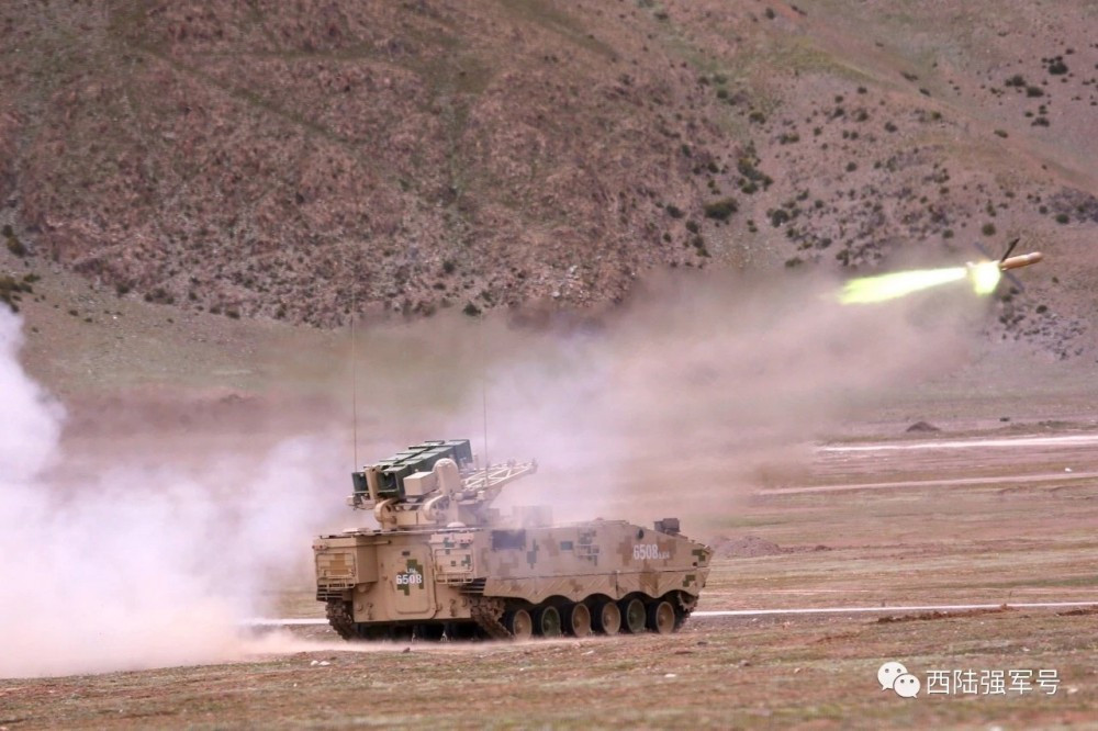 Ngay cả hệ thống chống tăng thế hệ mới, được sản xuất cách đây không lâu như tổ hợp chống tăng tự hành AFT-10 trang bị tên lửa HJ-10 có tầm bắn 10km cũng được đưa tới đây. Nguồn ảnh: CCTV