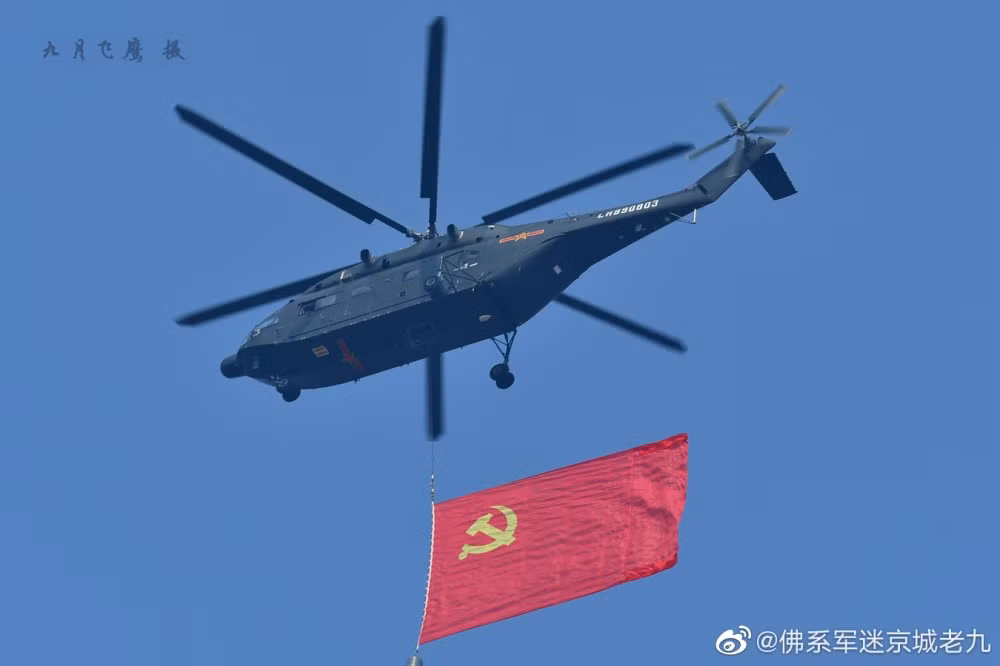 Trực thăng vận tải Z-18F mang theo lá cờ Đảng. Ảnh: HAKUN