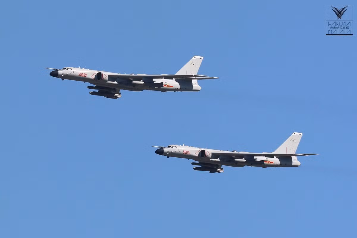 Theo các nguồn tin không chính thức, H-6N sẽ tích hợp hệ thống tiếp nhiên liệu trên không cho phép tăng tầm bay tác chiến, đặc biệt nó triển khai tên lửa đạn đạo phóng từ trên không. Ảnh: HAKUN