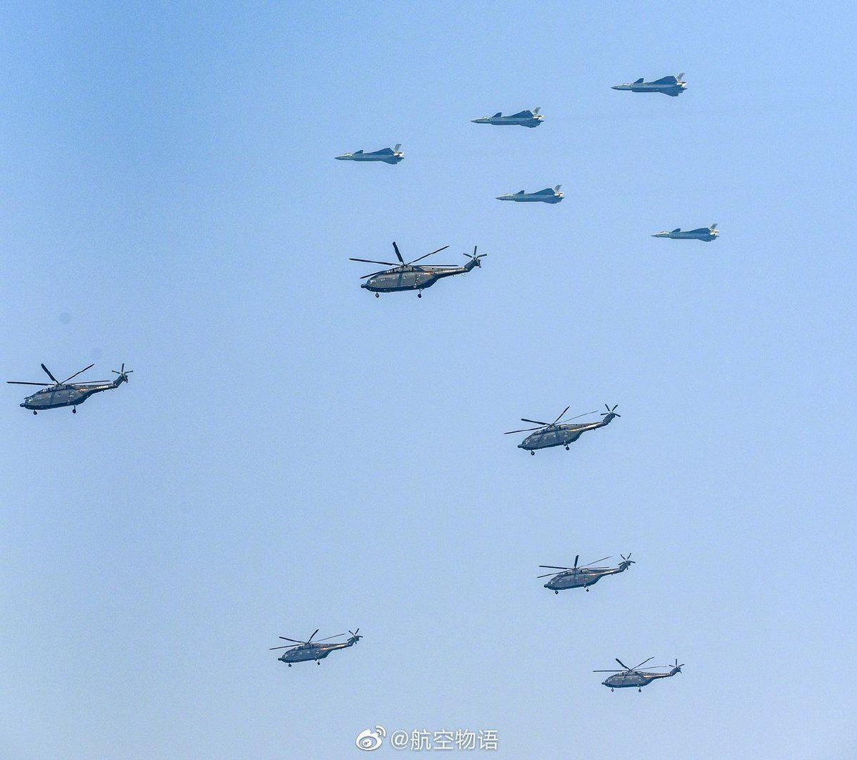 Nhìn vào các hình ảnh được chụp bởi dân mạng Trung Quốc, có thể thấy không quân nước này huy động số lượng máy bay chiến đấu, vận tải, trực thăng lớn nhất từ trước tới nay. Ảnh: HAKUN