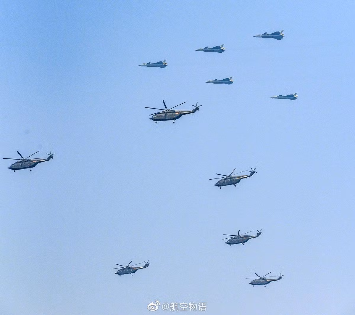 Nhìn vào các hình ảnh được chụp bởi dân mạng Trung Quốc, có thể thấy không quân nước này huy động số lượng máy bay chiến đấu, vận tải, trực thăng lớn nhất từ trước tới nay. Ảnh: HAKUN