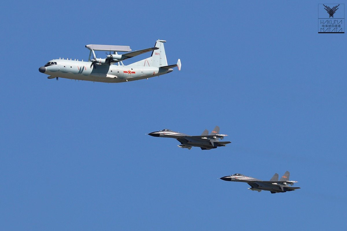 Biên đội máy bay cảnh báo sớm KJ-200 kết hợp biên đội tiêm kích đa năng J-11B hiện đại. Ảnh: HAKUN