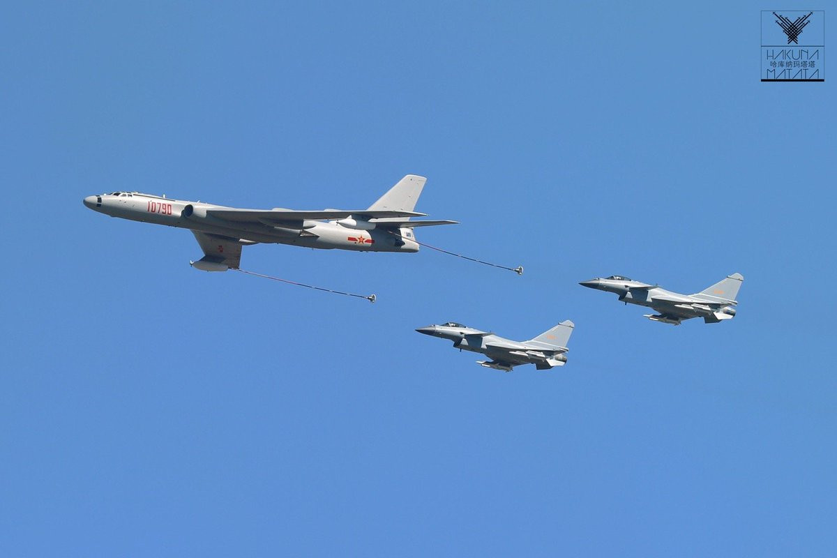 Máy bay tiếp dầu trên không HY-6 kết hợp với biên đội tiêm kích J-10B. Ảnh: HAKUN