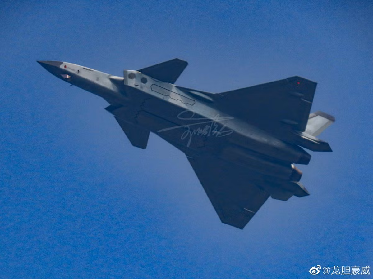 Cận cảnh phần bụng máy bay tiêm kích J-20 – có thể thấy 4 khoang vũ khí trong thân. Ảnh: HAKUN