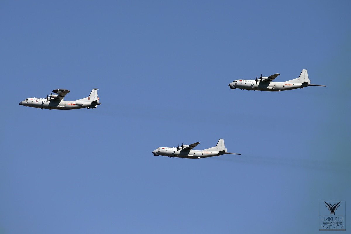 Máy bay cảnh báo sớm và chỉ huy đường không KJ-500 dẫn đầu biên đội máy bay săn ngầm Y-8GX-6. Ảnh: HAKUN