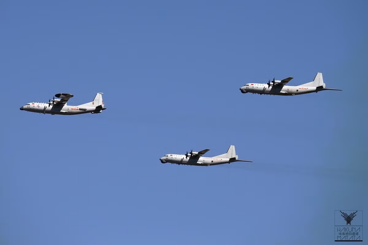 Máy bay cảnh báo sớm và chỉ huy đường không KJ-500 dẫn đầu biên đội máy bay săn ngầm Y-8GX-6. Ảnh: HAKUN