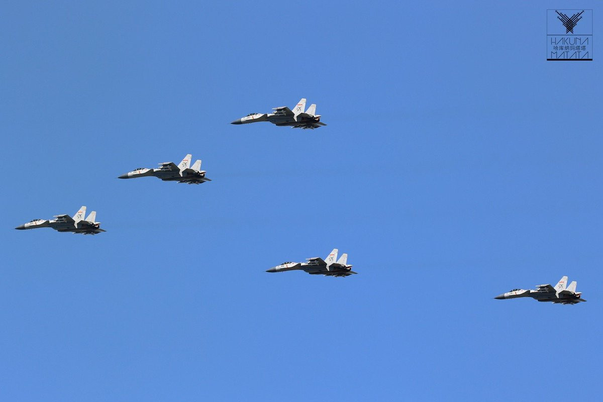 Biên đội tiêm kích hạm J-15. Ảnh: HAKUN