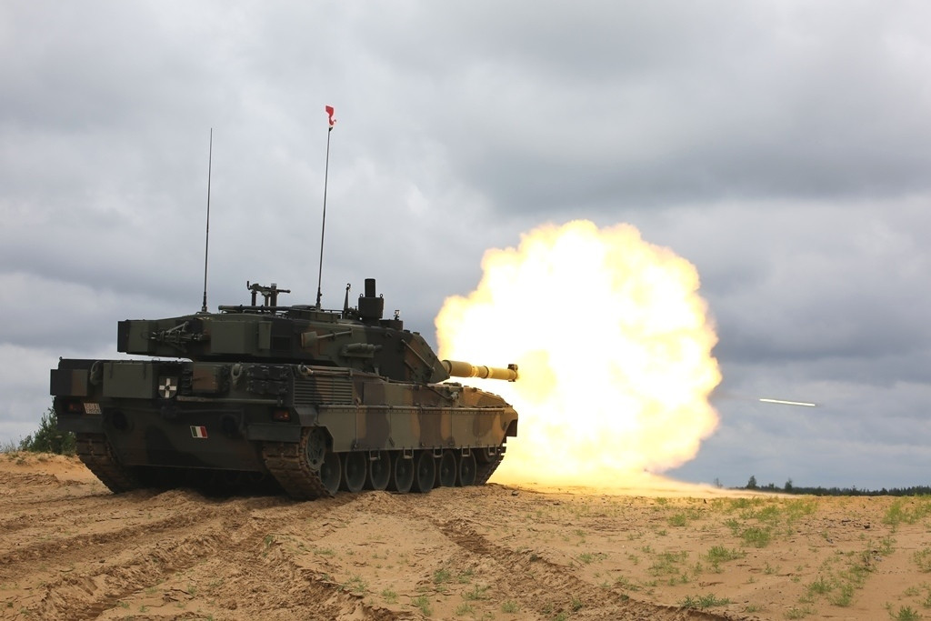 Hỏa lực phụ gồm có đại liên đồng trục 7,62mm MG42/59 và một súng máy phòng không 7,62mm MG lắp ở ngay trên đầu trưởng xe. Quả thật hơi lạ vì đa số súng máy trên nóc tháp pháo tăng hiện nay người ta đều chọn cỡ 12,7mm thay vì 7,62mm. Ảnh: Wikipedia