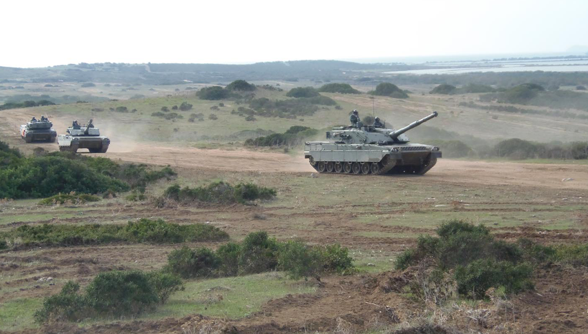 C1 Ariete nặng 54 tấn, dài 9,52m, rộng 3,61m, cao 2,45m, giáp bảo vệ sử dụng công nghệ vật liệu composite tương đương với giáp tăng Challenger 2 và Abrams. Nó không được trang bị giáp phản ứng nổ hay hệ thống phòng vệ chủ động. Ảnh: Wikipedia