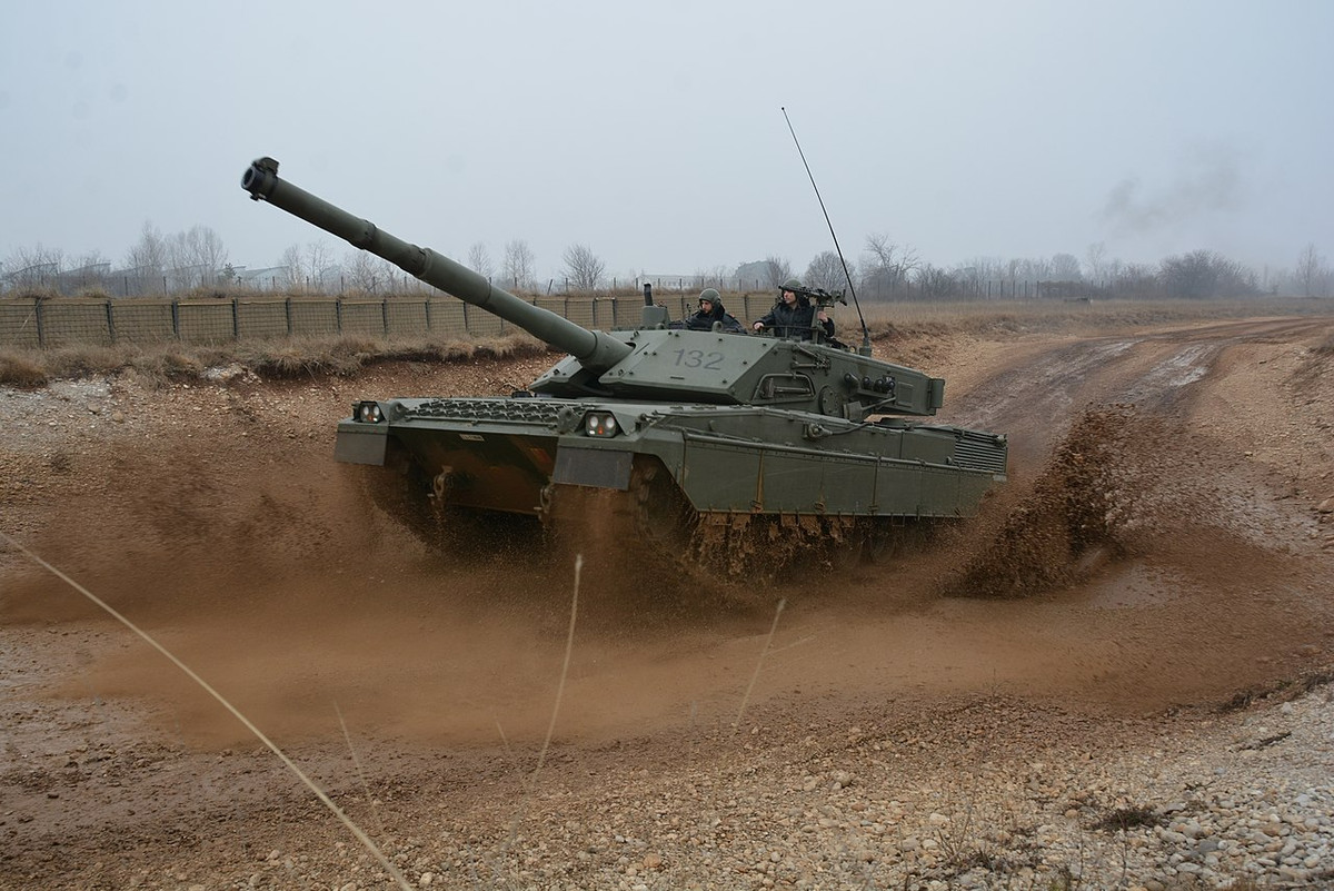 Trong tương lai, Italy đang có kết hoạch áp dụng phiên bản nâng cấp Ariete Mk.2/C2 có hệ thống nạp đạn tự động, nâng công suất động cơ lên 1.500hp, trang bị thêm giáp. Ảnh: Wikipedia