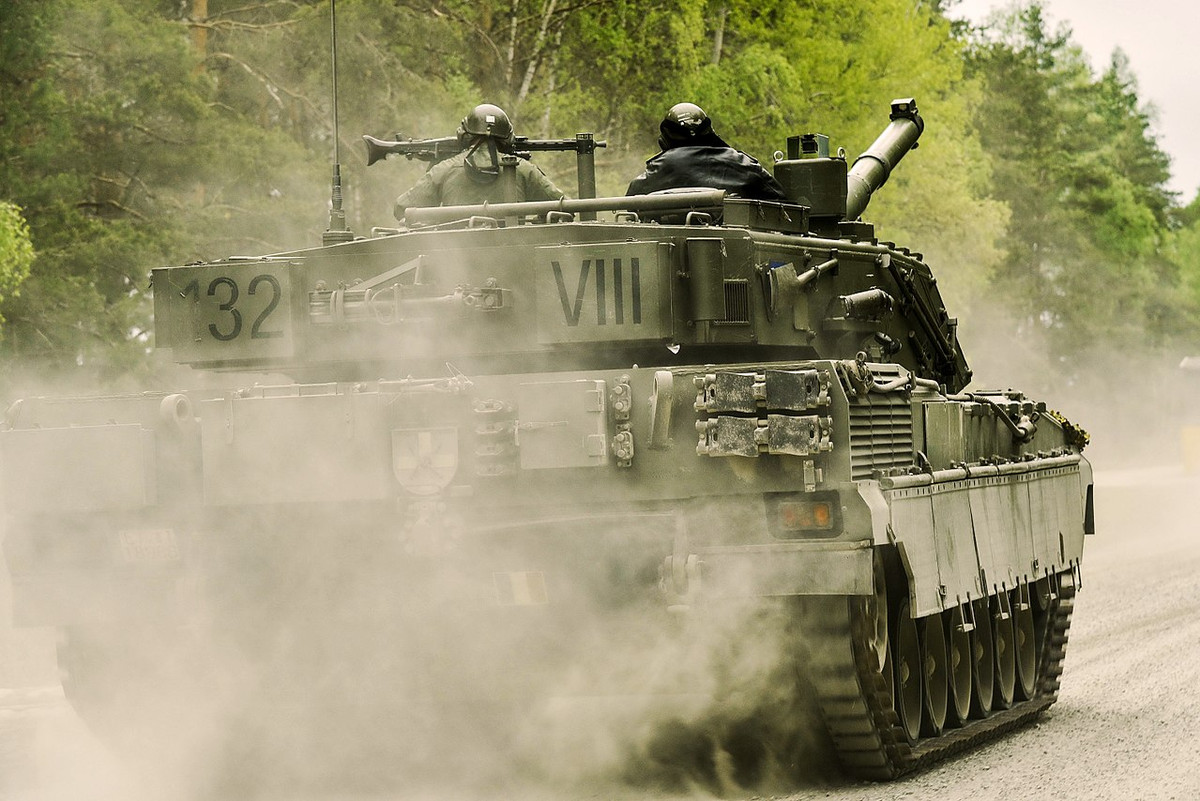 Về khả năng cơ động, Ariete trang bị động cơ diesel 12 xylanh Fiat-Iveco MTCA công suất 1.250hp kết hợp bộ hộp số tự động ZF LSG3000 6 cấp cho tốc độ tối đa ấn tượng 70km/h, tăng tốc từ 0-32km/h trong 6 giây. Khi hỏng hóc, động cơ và hộp số được thay thế không quá 1 giờ. Ảnh: Wikipedia