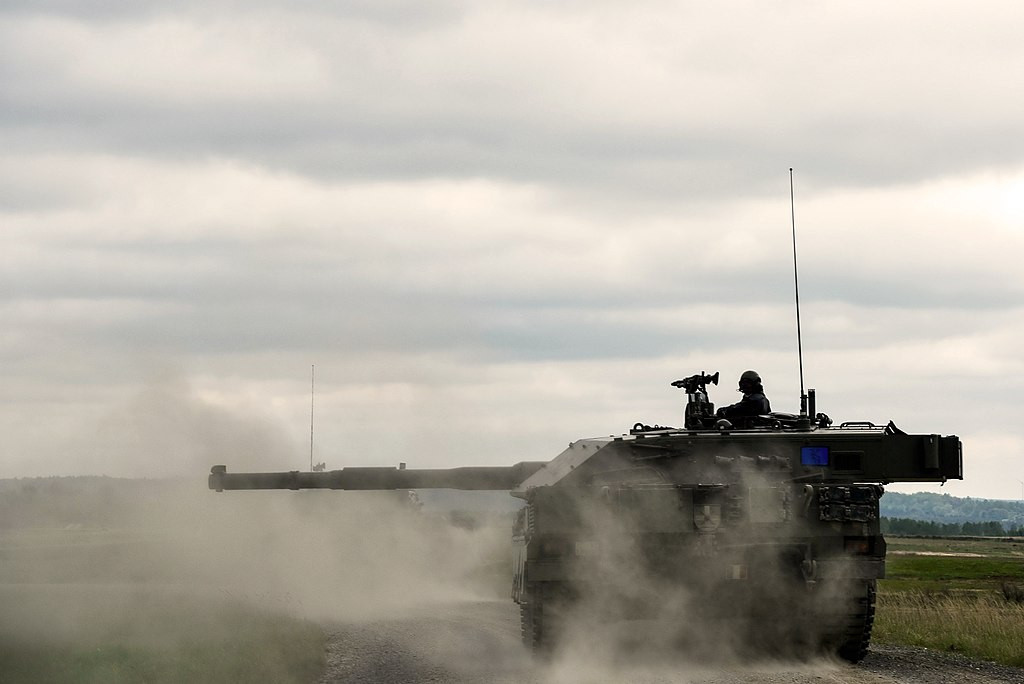 Về hỏa lực, Ariete trang bị khẩu pháo nòng trơn Rheinmetall 120 mm công nghệ của Đức nhưng được Oto Melara mua giấy phép sản xuất trong nước với một số cải tiến về vật liệu tăng độ bền, tuổi thọ so với số phát bắn. Pháo cũng không có hệ thống nạp đạn tự động mà vẫn trung thành với kíp lái 4 người. Ảnh: Wikipedia