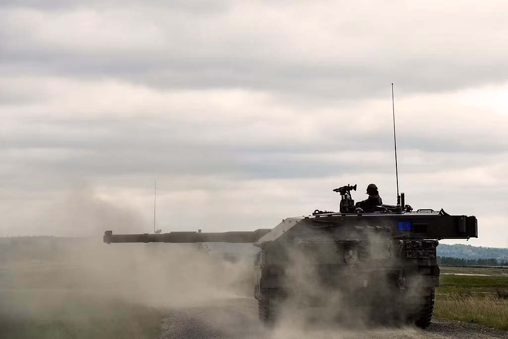 Về hỏa lực, Ariete trang bị khẩu pháo nòng trơn Rheinmetall 120 mm công nghệ của Đức nhưng được Oto Melara mua giấy phép sản xuất trong nước với một số cải tiến về vật liệu tăng độ bền, tuổi thọ so với số phát bắn. Pháo cũng không có hệ thống nạp đạn tự động mà vẫn trung thành với kíp lái 4 người. Ảnh: Wikipedia