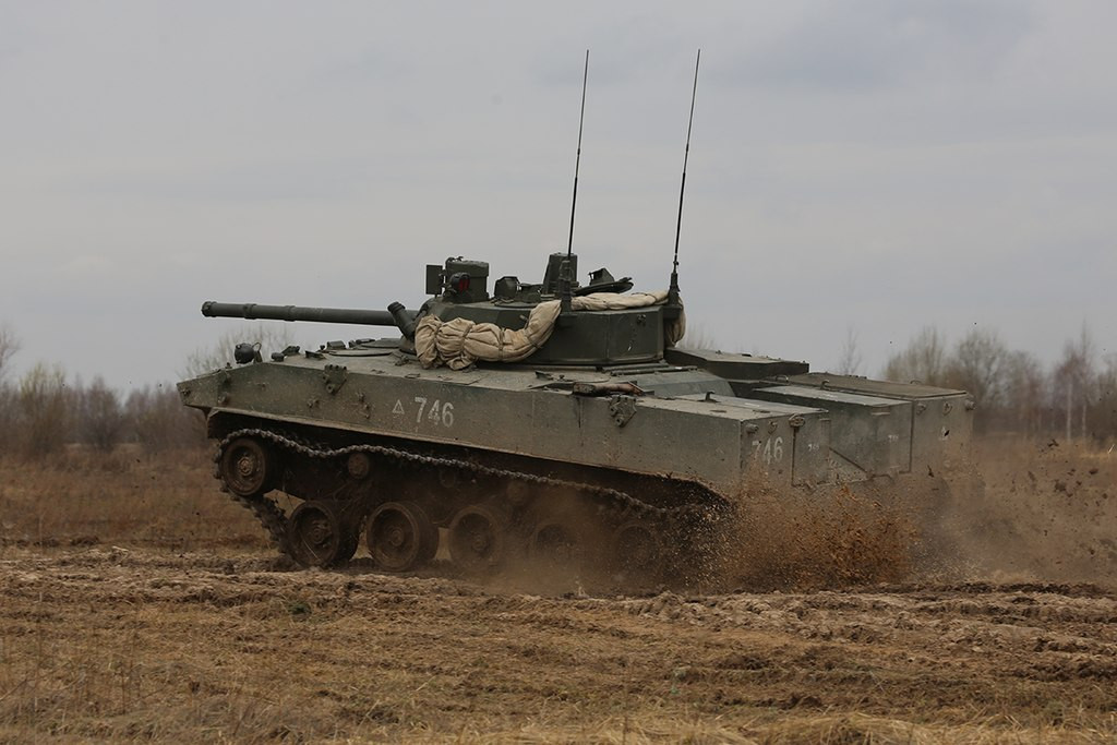 Vấn đề bây giờ chỉ còn là phương án tích hợp Kornet lên hệ thống chiến đấu BMD-4M. Mặc dù pháo 2A70 của BMD-4M phóng được tên lửa chống tăng, những cỡ nòng 100mm là không vừa với cỡ đạn 152mm Kornet. Nguồn ảnh: Wikipedia