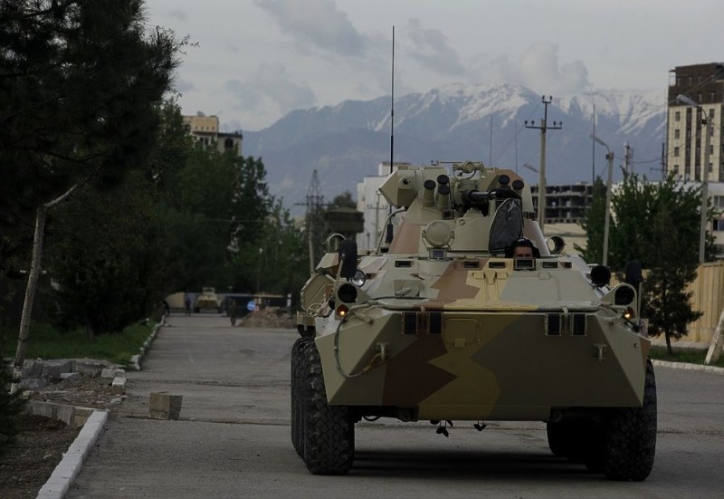 Xe thiết giáp bảo vệ vòng ngoài căn cứ. Nguồn ảnh: Governor Natalia