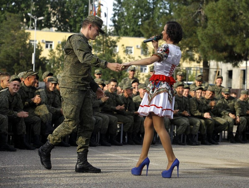 Màn văn nghệ của binh sĩ Nga đồn trú tại căn cứ ở Dushanbe. Nguồn ảnh: Governor Natalia