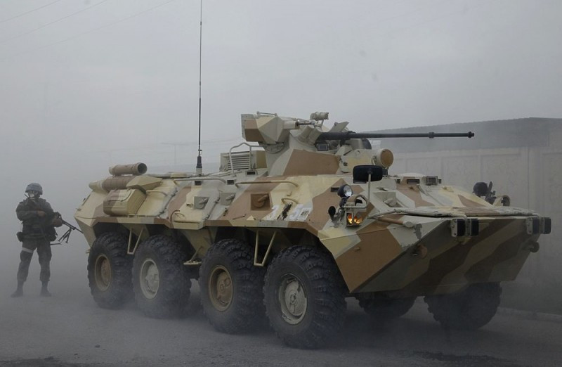 Các binh sĩ căn cứ 201 Dushanbe biểu diễn bài tập đẩy lùi cuộc tấn công khủng bố với sự hỗ trợ của xe thiết giáp BTR-82A. Nguồn ảnh: Governor Natalia