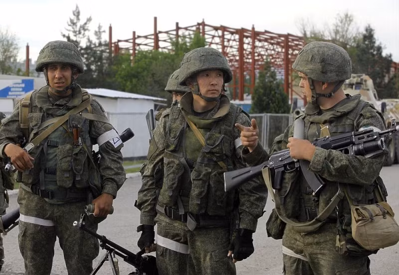 Các binh sĩ tại căn cứ 201. Nguồn ảnh: Governor Natalia